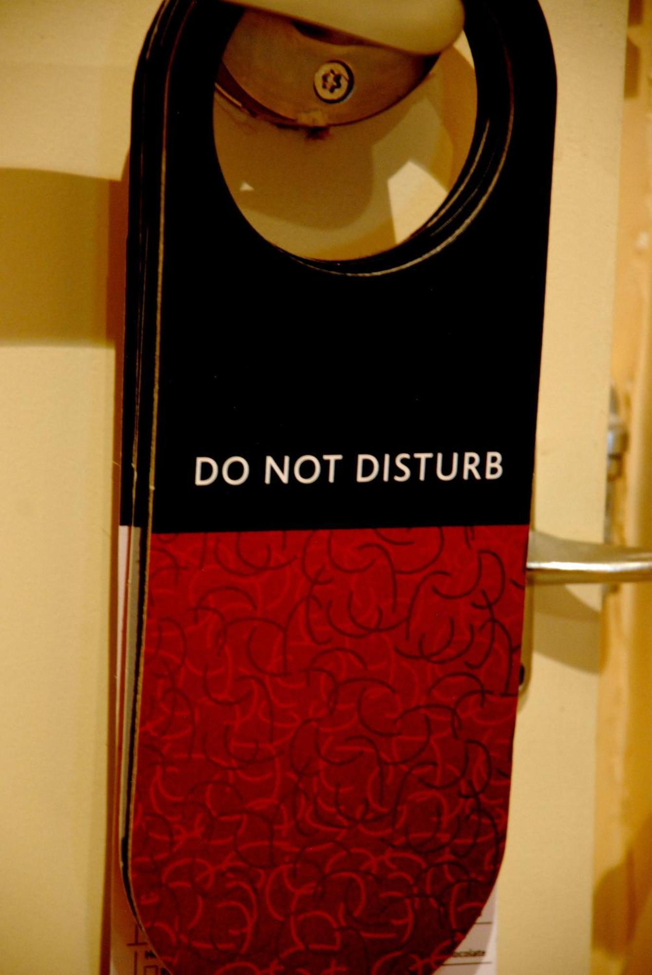 Southern Sun Or Tambo International Airport Kempton Park Kültér fotó Do not disturb sign