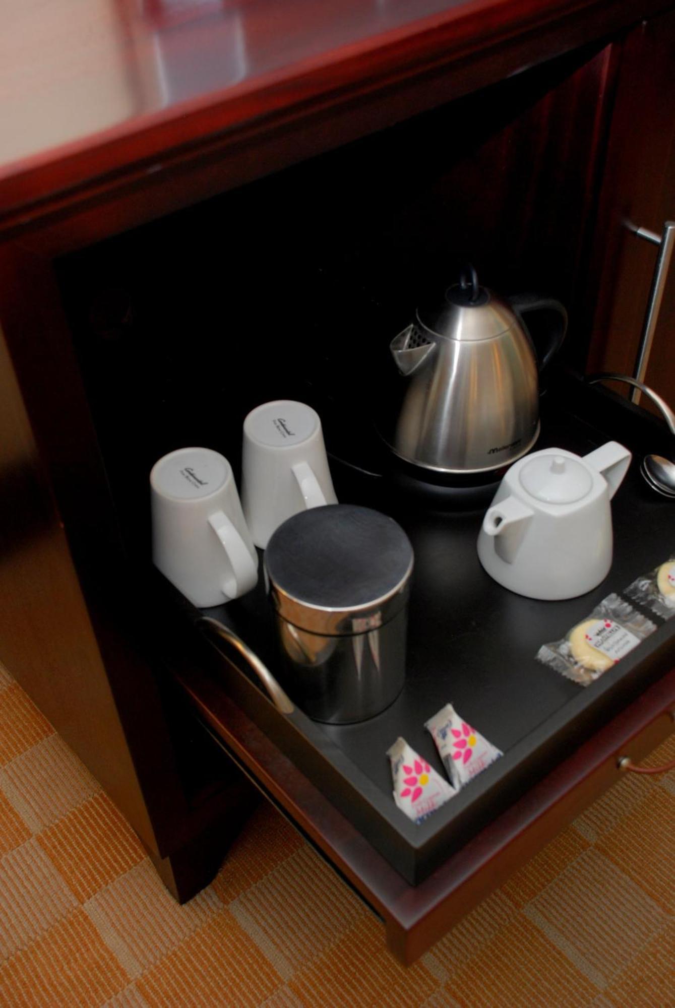 Southern Sun Or Tambo International Airport Kempton Park Kültér fotó Room service tray