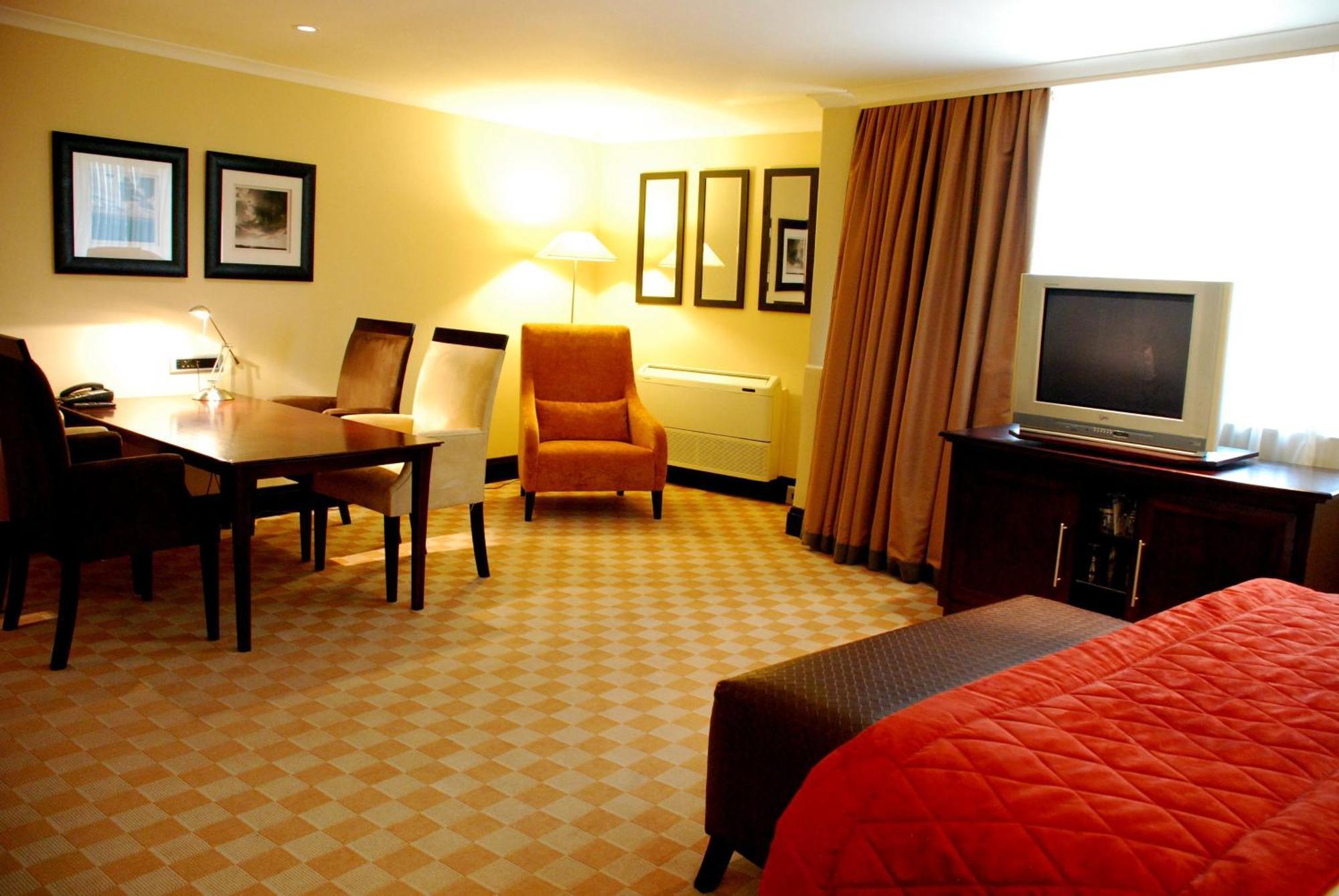 Southern Sun Or Tambo International Airport Kempton Park Kültér fotó A room at the hotel