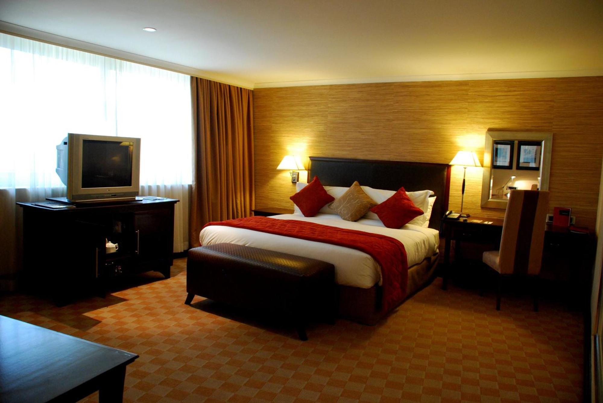 Southern Sun Or Tambo International Airport Kempton Park Kültér fotó A bedroom in a hotel