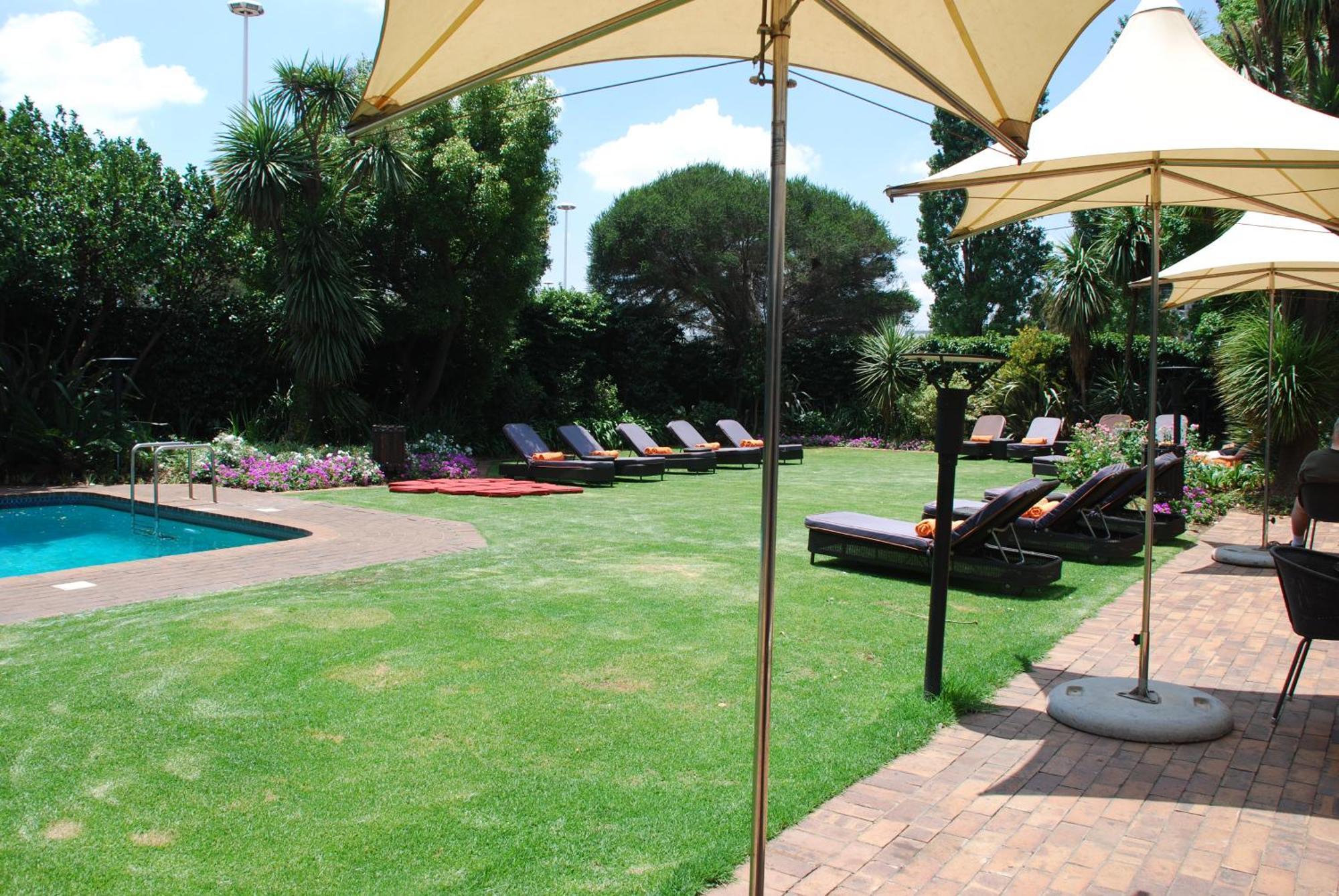 Southern Sun Or Tambo International Airport Kempton Park Kültér fotó The garden at the hotel