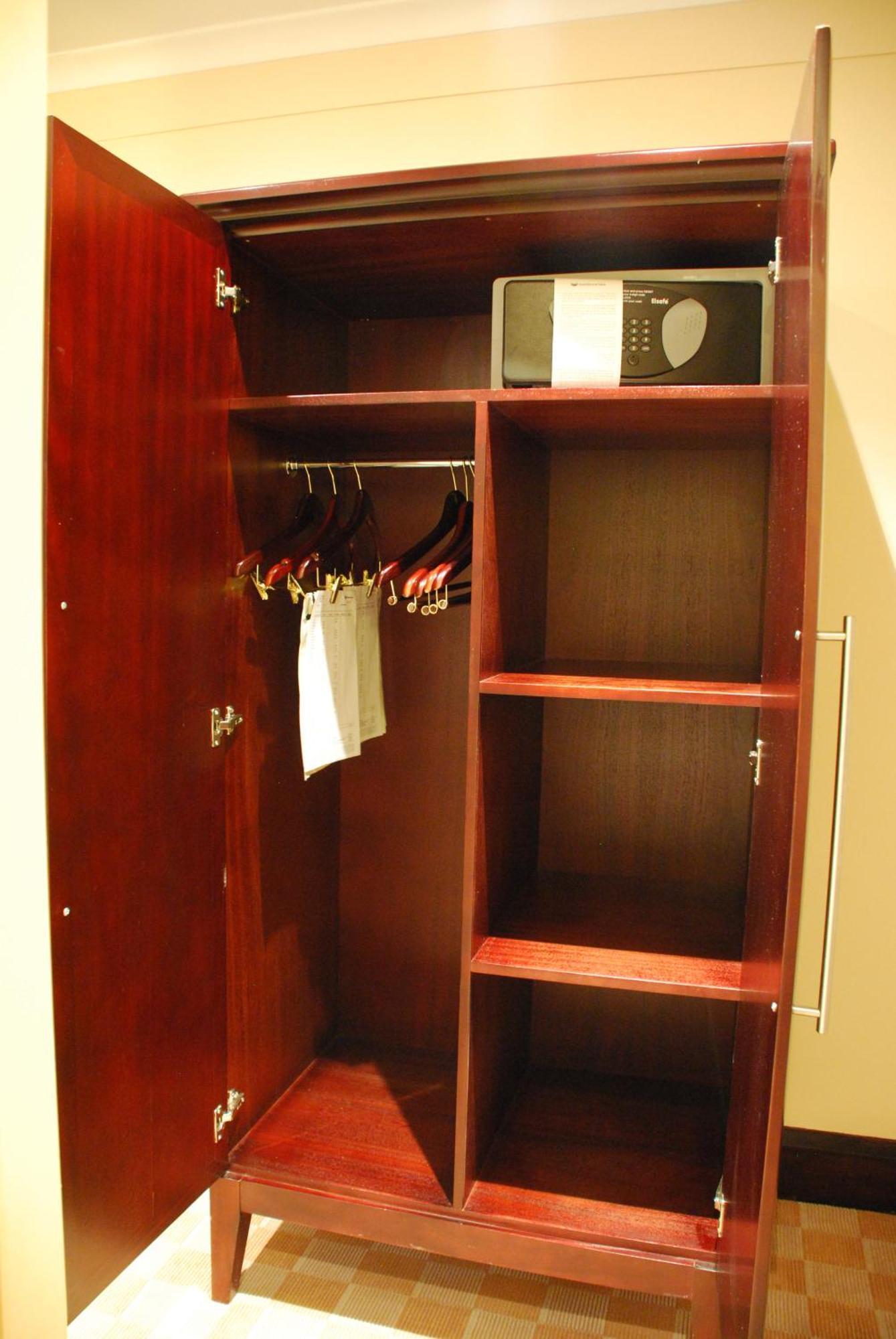 Southern Sun Or Tambo International Airport Kempton Park Kültér fotó A safe in a hotel room