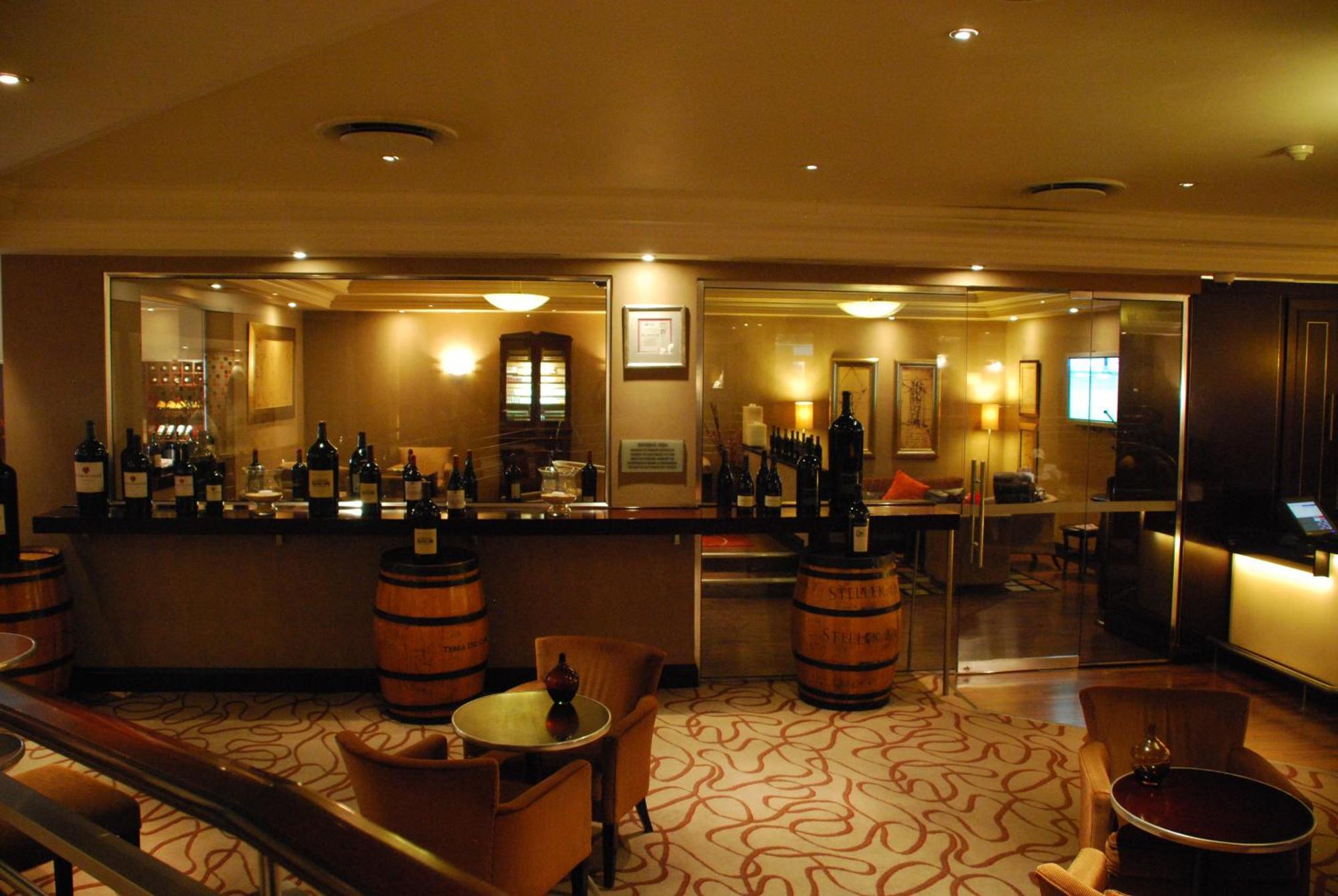 Southern Sun Or Tambo International Airport Kempton Park Kültér fotó Wine cellar in a wine bar