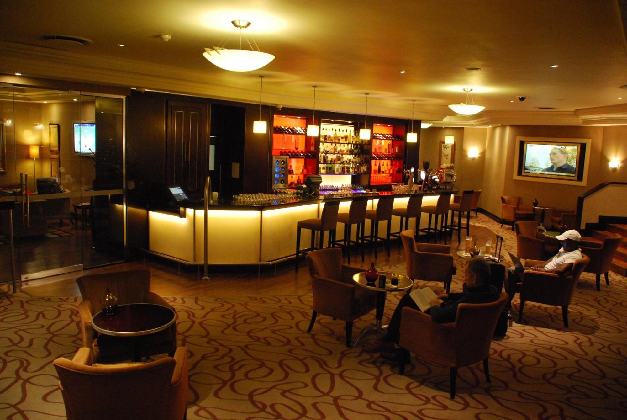 Southern Sun Or Tambo International Airport Kempton Park Kültér fotó The bar at the hotel