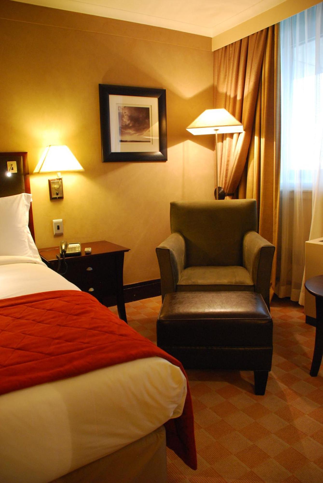 Southern Sun Or Tambo International Airport Kempton Park Kültér fotó A room at a hotel